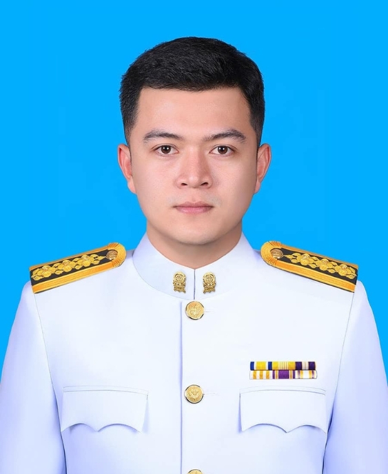 นายภูธเนศ เผือกผ่อง